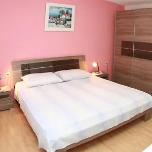 https://apartment-bareta.hotels-in-trogir.com